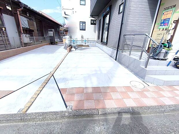 【駐車場】カースペースはコンクリート仕上げ。雨の日も足元は気になりません!