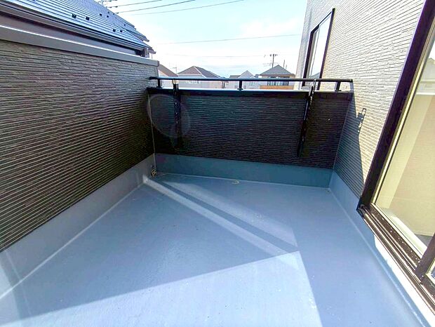 【バルコニー】お洗濯ものや布団を干したりするのに十分なスペースを取ったバルコニーは大変便利です。