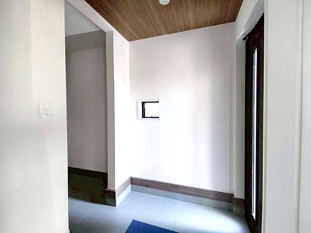 【玄関】お家に出会う人々を出迎える玄関だからこそ、広々清潔感あふれる空間にしたいもの。採光・通風にも配慮された開口部を設ける事で、毎日明るい空間をキープします。