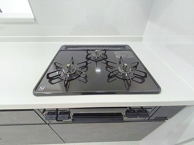 【3口ガスコンロ】凹凸が少ないフラットトップコンロ。お掃除もラクラクです。