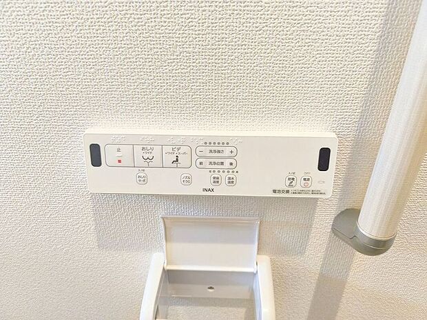 【温水洗浄便座】メーカーによってはウォシュレット・シャワートイレともいいますね♪魅力は清潔な状態をキープする事が出来、冬になると便座が冷たいなんて思いもしなくてすみます!!