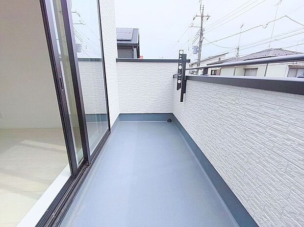 【バルコニー】お洗濯ものや布団を干したりするのに十分なスペースを取ったバルコニーは大変便利です。