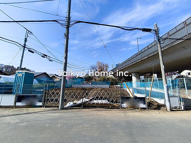 【現地外観】限られたスペースでも空間を最大限に利用した、機能性を重視した住宅です。2026年6月の完成を目指しています。