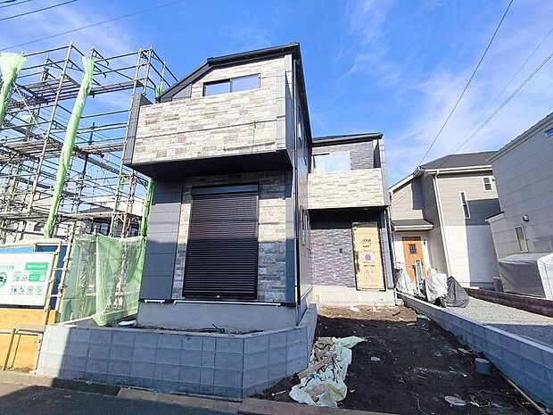 【現地外観】浄水器や浴室乾燥機など、毎日の生活を快適にする設備も充実しています。
2号棟外観