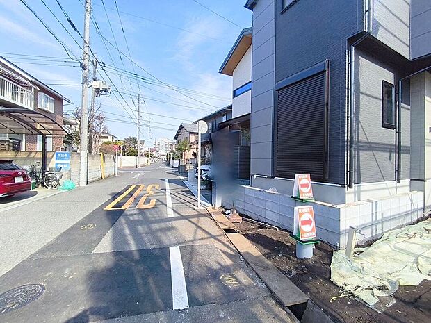 【前面道路】前面道路は4ｍと6ｍ（2面）。ゆとりもあり車庫入れもスムーズにできますね。