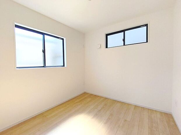 【居室】各居室は日光を取り入れるよう2面に窓に配慮しました。十分にお一人で快適に過ごせる空間となっております。趣味や勉強などに励めます。