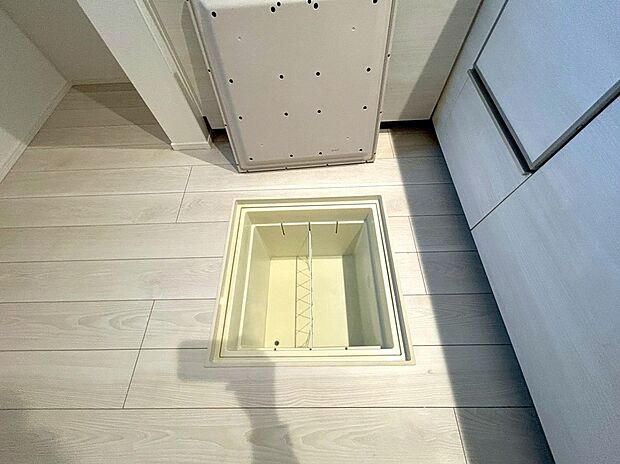 【【床下収納】】キッチンには床下収納つき。キッチンスペースはいつでもスッキリです。