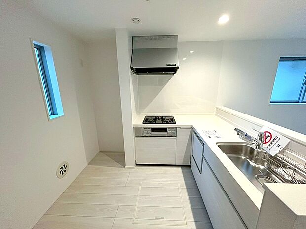 【キッチン】キッチン内での作業動線が短く、作業スペースが広くなるL字キッチン。小さなお子様がいるご家庭でも料理をしながらリビングの様子が伺える安心設計!