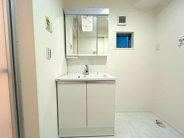 【洗面台】収納力を備えた三面鏡洗面化粧台を採用。日用品のストックまですっきり収納! 爽やかに気持ちよく1日が始められるように、美しい洗面化粧台をご用意しました。