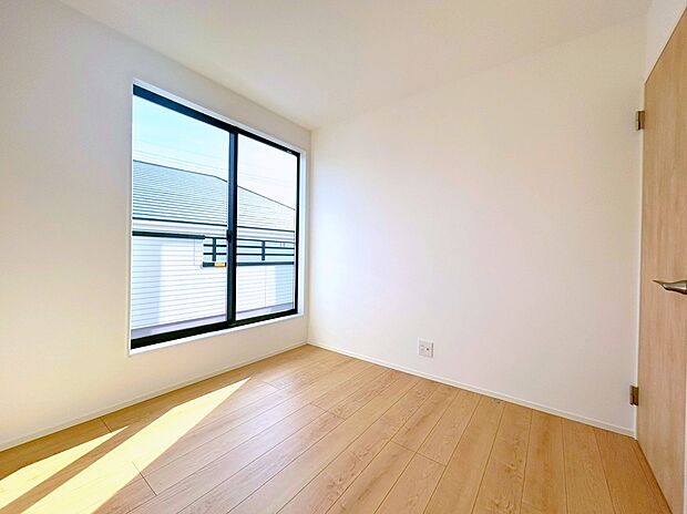 【【複層ガラス(Low-eガラス）】】 空気層が一般複層ガラスサッシの2倍の遮熱効果を発揮します。夏の強い日差しをカットし、冷房効果を高めます