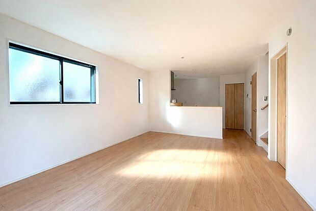 【リビング】開放的な空間と、陽当たりが魅力のリビングルーム。家族の時間をゆったりと過ごせるプランニングになっています。
