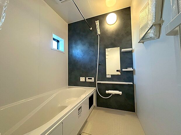 【浴室】ゆったりと足を伸ばせる一坪タイプの浴室です。浴室換気乾燥機付きですので、カビの発生も抑制出来ます。
