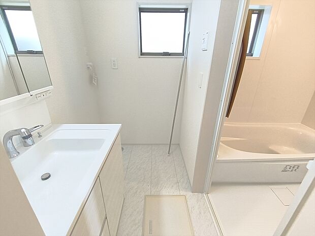 【洗面所】シンプルかつ機能性も追求した使い勝手の良い洗面台。広めで使いやすくお手入れもカンタン。いつでもすっきり清潔に保てます。