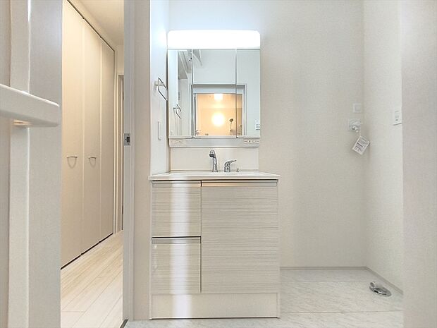 【三面鏡化粧台】収納力と機能性に優れたお手入れラクラク三面鏡洗面化粧台です。朝の身支度にも大活躍！
