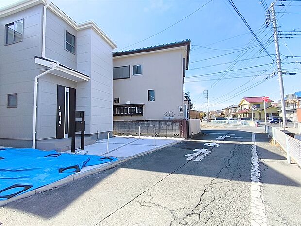 【前面道路含む現地写真】子育てにも嬉しい、緑豊かな自然が広がる閑静な住宅地、南向きの邸宅です。この機会に是非現地をご覧ください。