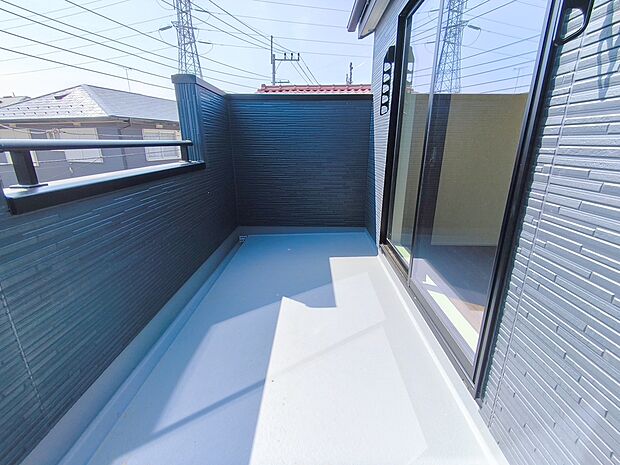 【バルコニー】洋室2部屋分に面しているので、お布団干しにも大変便利ですね。