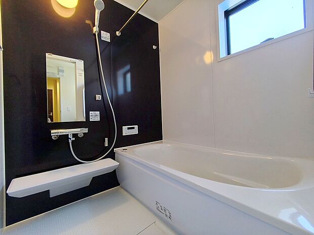 【浴室】重厚感と清潔感のある浴槽は汚れが落ちやすくお手入れも簡単。浴室はお子さんや年配の方でも安心なバリアフリー仕様。ヒートショックを防止する暖房換気乾燥機も標準仕様。