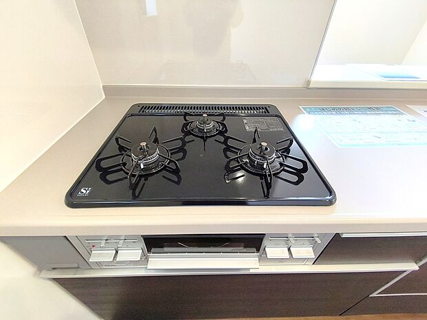 【【3口コンロ】】 凹凸が少ないフラットトップコンロ。お掃除もラクラクです。