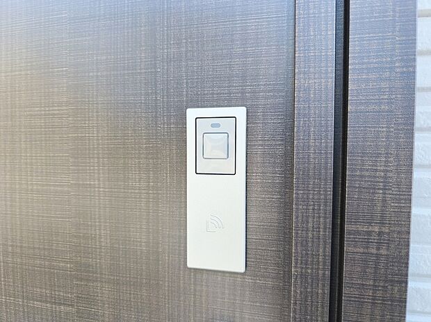 【【玄関カードキー】】ボタンを押して、カードキーやタグキーを“かざす”だけで施解錠!荷物を抱えながら、「カギはどこにしまったのかしら」そんな面倒がなくなります。