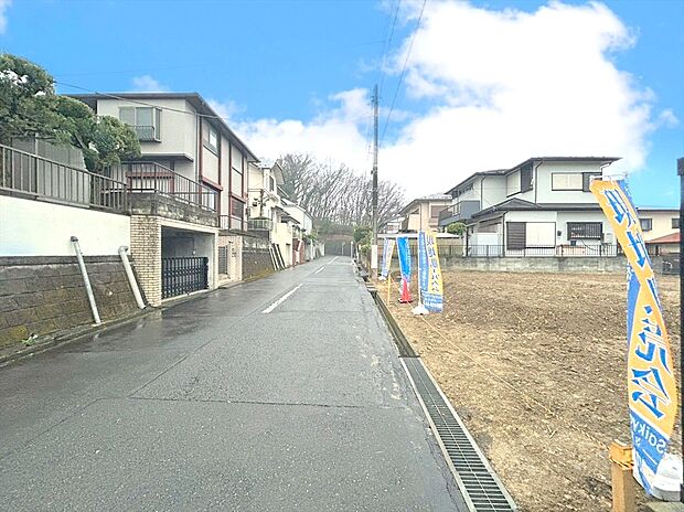 【前面道路含む外観】子育てにも嬉しい、緑豊かな自然が広がる閑静な住宅地です。この機会に是非現地をご覧ください。
