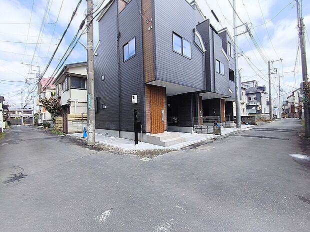 【前面道路含む現地写真】角地ならではの開放感があり、採光・通風に優れています。