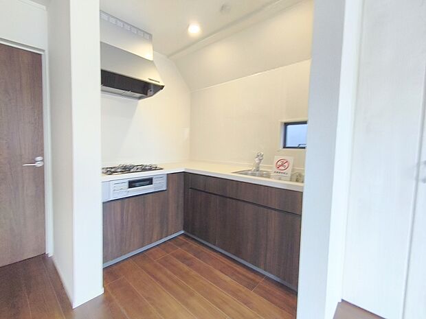 【キッチン】キッチン内での作業動線が短く、作業スペースが広くなるL字キッチン。