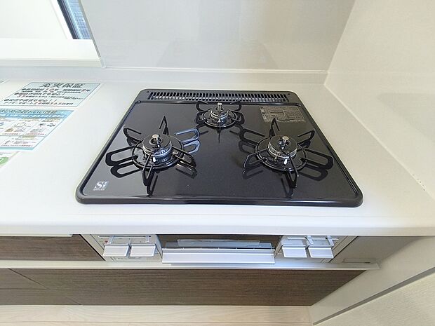 【3口ガスコンロ】 凹凸が少ないフラットトップなのでお掃除もラクラクです。

