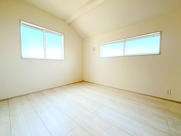 【居室】明るめのフローリングですので、壁紙ともマッチし、お部屋を更に広く見せてくれる効果も。