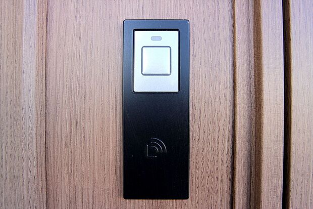 【カードキー】暗がりで鍵穴を探すこともなく、細かい作業が難しい子どもや高齢者でも簡単に解錠可能のカードキーを採用。お子様を抱いていたり、両手が買い物袋でふさがっていることが多いお母さんに！