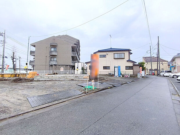 【前面道路含む現地写真】穏やかな雰囲気漂う、緑と調和した街並みに建つ新築一戸建て。
