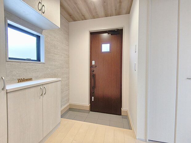 【玄関】お出かけ前の身だしなみチェックが出来る姿見鏡付の玄関収納。かさばる物も収納できる優れものです。