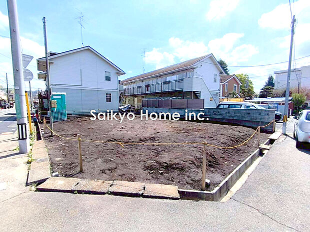 【現地外観写真】角地に面した1号棟。3LDK収納ハシゴつき小屋裏収納。お好きなプランでお使いいただけます。