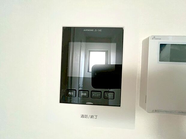 【モニター付きインターフォン】インターフォンはTVモニタ付。誰が来たか一目で分かるのでセキュリティ面にも安心です。