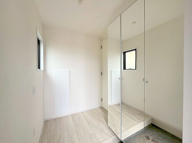 【玄関】お出かけ前の身だしなみチェックが出来る姿見鏡付の玄関収納。かさばる物も収納できる優れものです。