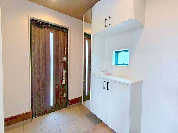 【玄関】玄関は清潔感のある空間にしたいもの。ご家族が多いご家庭にはとても便利なたっぷり収納できるシューズボックス付きです。