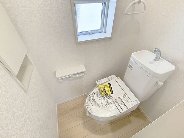 【【温水洗浄便座】】トイレは清潔感のあるオフホワイト♪ 毎日使う場所だからこそお手入れも楽々にできる機能が搭載。汚れが付着しにくい便器でお掃除も楽々。