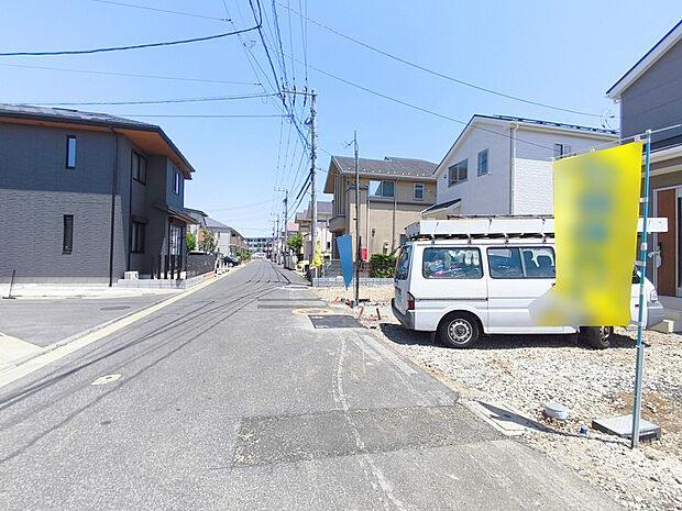 【前面道路】周囲にはスーパーをはじめとした買い物施設も揃っています。住みやすさと利便性を兼ね備えた環境です。