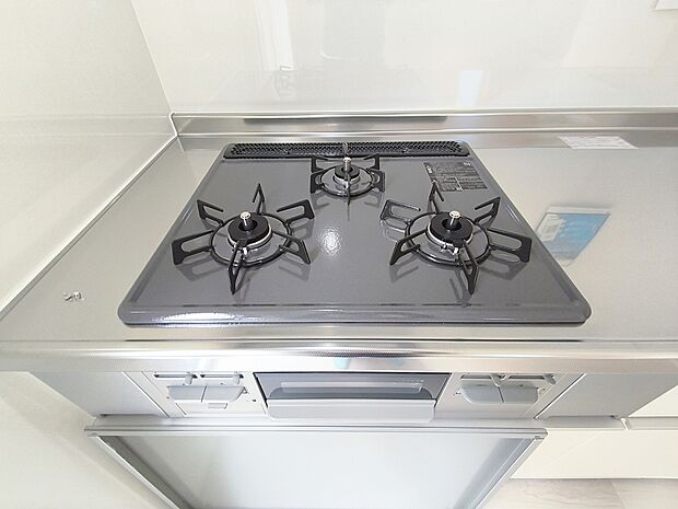 【【3口コンロ】】 凹凸が少ないフラットトップコンロ。お掃除もラクラクです。