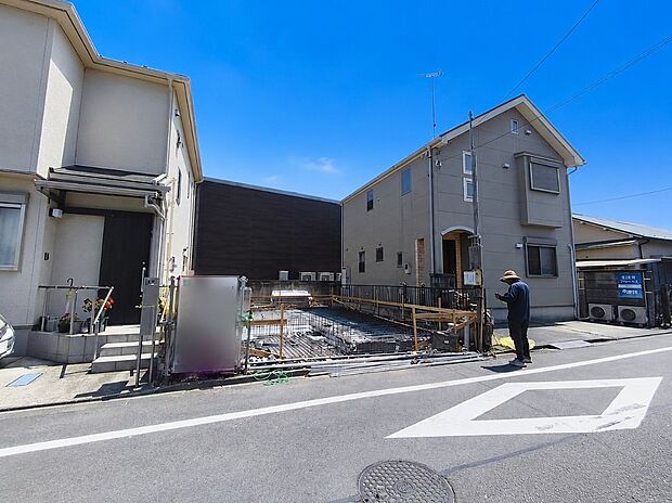 【現地写真】小学校まで徒歩6分ほど。お子様の負担も少なく、安心して通学できますね。