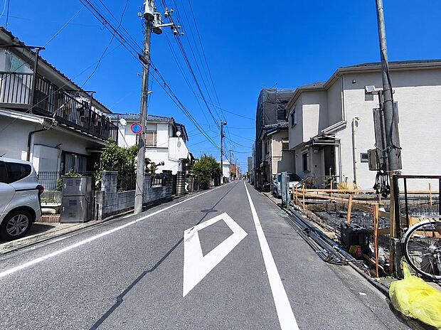 【前面道路】前面道路は約6mの幅広な道路です。入出庫の際もらくらくです。
