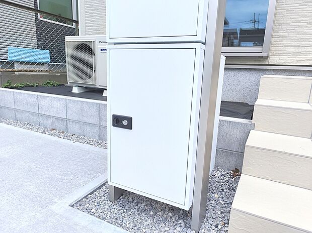 【【宅配BOX】】24時間おうちにいなくても不在時に荷物を受け取れ、宅配業者と対面する必要がなくとても便利です。防犯対策にもつながるので安心です!