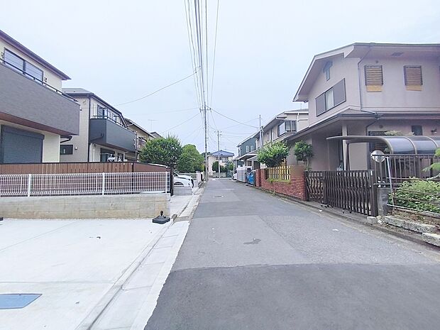 【前面道路】前面道路は約5mの幅広な道路です。入出庫の際もらくらくです。