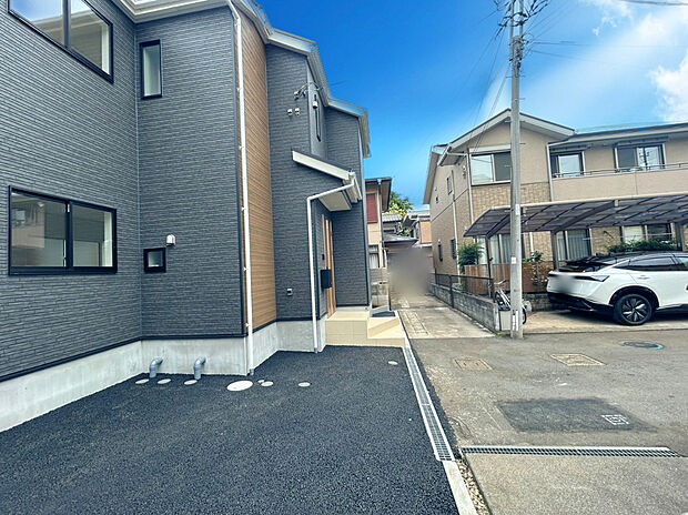【現地外観】ゆとりのある駐車スペースは駐車が苦手な方にも優しい！安心して駐車ができます！