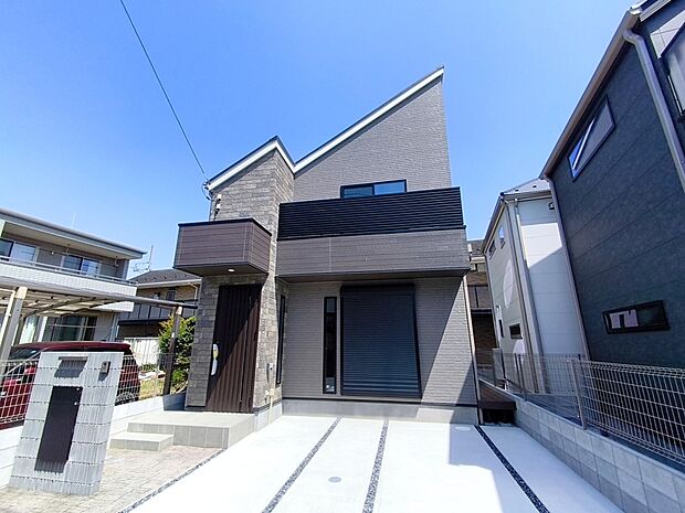 【A号棟外観】永くお住いになっても飽きの来ないシンプルなデザイン。快適な生活環境を重視した、細部までこだわりのある間取り・仕様です。