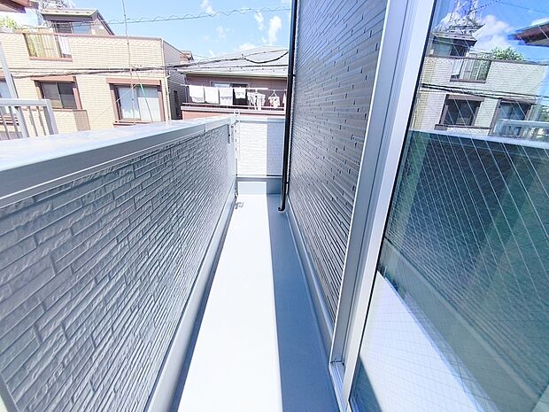 【バルコニー】広々スペースのL字型バルコニー。たくさんのお洗濯物もお布団も一緒に干すことができます。