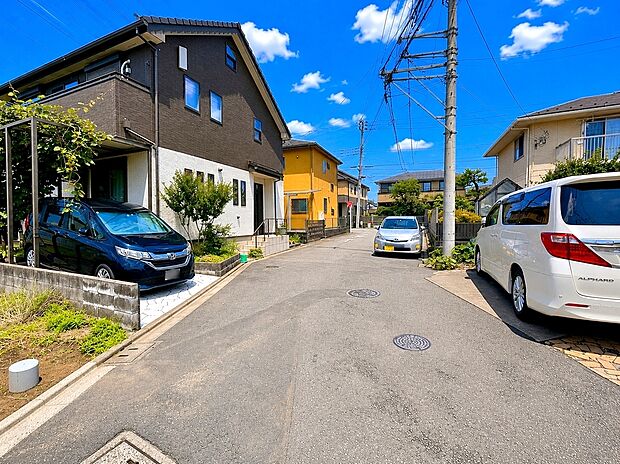 【前面道路含む現地写真】緑の潤いと開放感!静かで落ち着いた住環境!