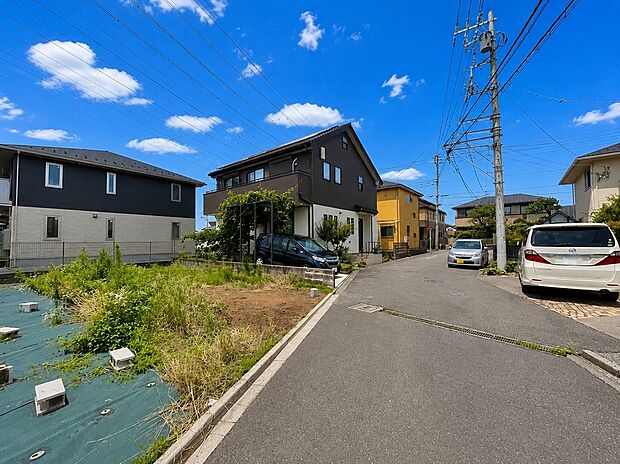 【前面道路含む現地写真】周囲にはスーパーをはじめとした買い物施設も揃っています。住みやすさと利便性を兼ね備えた環境です