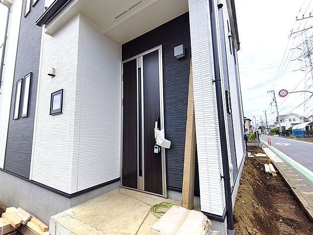【玄関】清潔感あふれるエントランスと高級感ある玄関扉が出迎えます。思わず「ただいま」と言いたくなるそんな玄関先です。