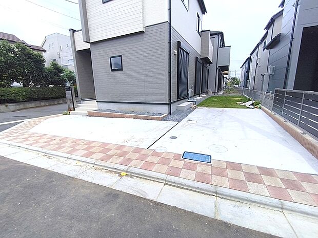 【駐車場】2台停めることができる広々としたカースペースが嬉しいですね。