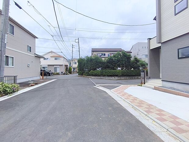【前面道路】前面道路は約5mの幅広な道路です。入出庫の際もらくらくです。